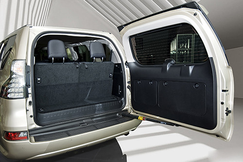 Đặc biệt, cửa kính lật tiện dụng sau đuôi xe có thể mở chỉ bằng một tay. Việc mở khoang hành lí để chất đồ và dỡ đồ từ đó trở nên vô cùng dễ dàng và tiện lợi mà không cần mở cửa sau, giúp người sử dụng tiếp cận được khoang hành lý ngay trong không gian hẹp.