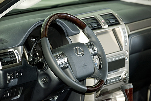 Vô lăng chỉnh điện 4 hướng cùng tầm quan sát phía trước tốt tăng thêm sự thuận tiện cho người lái. Tay lái ốp gỗ gụ Mahogani và bọc da Semi aniline với đường khâu tay tinh xảo...