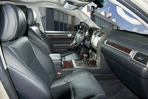 Buồng lái được thiết kế tối ưu mang lại cảm giác lái thư thái đến không ngờ. Cả hai ghế trước đều nâng đỡ người ngồi tuyệt đối, nhờ bộ điều chỉnh điện và tính năng bơm hơi tựa lưng.