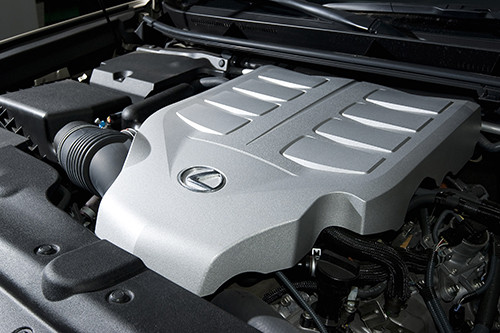 Động cơ xăng V8 4,6 lít công suất 292 mã lực mang lại khả năng vận hành êm ái tuyệt vời không chỉ trên những cung đường bằng phẳng mà còn mạnh mẽ vượt trội trên những địa hình hiểm trở.