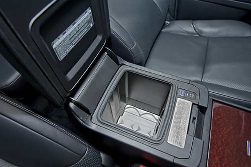 Hộp làm mát tiện dụng được đặt ở vị trí tựa tay trung tâm phía trước có thể giữ lạnh cho đồ uống ngay cả khi điều hòa đã tắt.