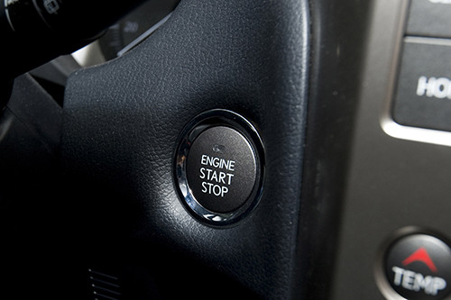 Hệ thống Khởi động bằng nút bấm và Khóa/Mở cửa thông minh cho phép tất cả các cửa được mở dễ dàng chỉ bằng việc nắm lấy tay cầm khi mang theo chìa khóa điện tử, khởi động bằng cách đạp phanh và nhấn nút khởi động động cơ.