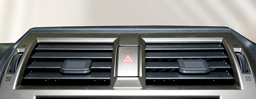 Hệ thống điều hòa 3 vùng độc lập với chức năng loại bỏ bụi, phấn hoa cho phép điều hòa không khí cho người lái, cho hành khách phía trước và hàng ghế sau, đảm bảo không khí trong khoang hành khách sạch và trong lành với hiệu suất hoạt động 97%.