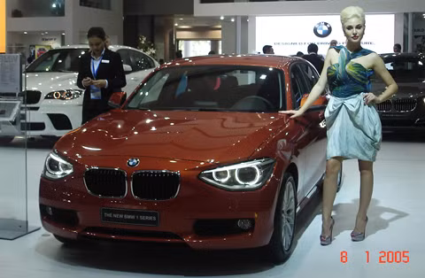 BMW X1 được trang bị động cơ TwinPower Turbo 4 xylanh, là chiếc xe duy nhất trong phân khúc hatchback sử dụng công nghệ dẫn động cầu sau.