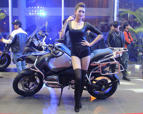 R1200 GS Adventure - Khát khao chinh phục: R1200 GS Adventure năng động trong mọi tình huống nhờ mô-men xoắn 125Nm và động cơ 2 xi-lanh 4 thì làm mát bằng nước. R1200 GS đặc trưng với thiết kế không thể nhầm lẫn, ghế ngồi thoải mái, thiết bị chắn gió và bảo vệ trước thời tiết xấu cùng dáng vẻ mạnh mẽ. Xe hiện có 3 màu gồm Olive phủ mờ, xanh ánh kim và màu trắng với giá bán từ 759 triệu đồng. 