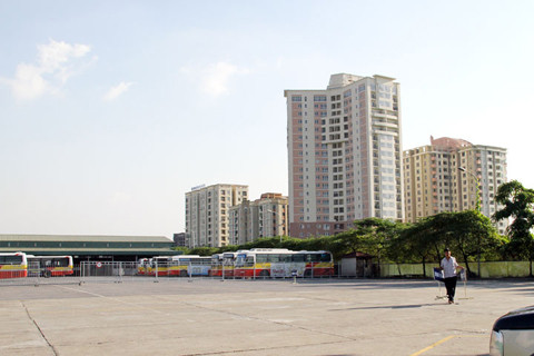 Sân bãi bên trong bến xe khách Nam Thăng Long.