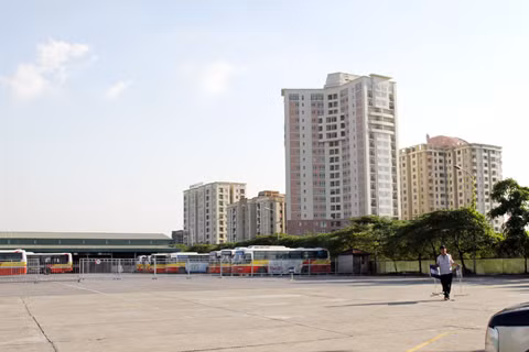 Sân bãi bên trong bến xe khách Nam Thăng Long.