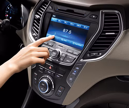 Xe được thiết kế hệ thống điều hòa tự động 2 vùng khí hậu, dàn lạnh riêng cho hàng ghế thứ 3. Lần đầu tiên hệ thống dẫn đường Navigation được Hyundai phát triển dành riêng cho thị trường Việt Nam.