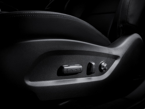 Trên bản Hyundai SantaFe 2015 đặc biệt được trang bị ghế lái và ghế phụ chỉnh điện cùng chế độ nhớ ghế lái, sởi hàng ghế trước.