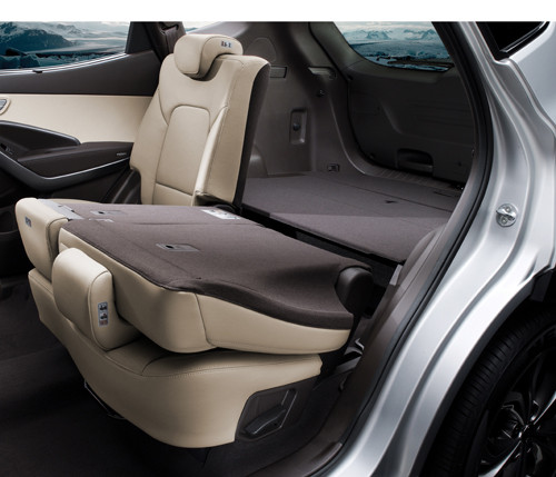 Hàng ghế thứ hai có thể gập 4:2:4.