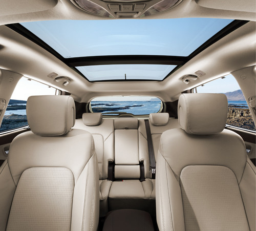 Với cửa sổ trời toàn cảnh Panorama, toàn bộ người ngồi trên xe luôn có một cảm giác thú vị khi như được hòa cùng thiên nhiên, trên mọi nẻo đường Việt Nam.