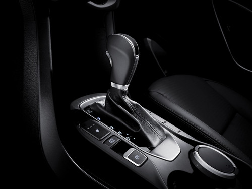 Hyundai SantaFe 2015 được sử dụng hệ thống phanh tay điện tử. Với hệ thống này, lái xe chỉ cần sử dụng 1 ngón tay để nhấn hoặc gẩy lên để kích hoạt hay ngắt phanh tay rất thuận tiện và an toàn. Tất cả các phiên bản đều sử dụng hộp số tự động 6 cấp giúp xe luôn mượt mà, êm ái và tiết kiệm khi vận hành.