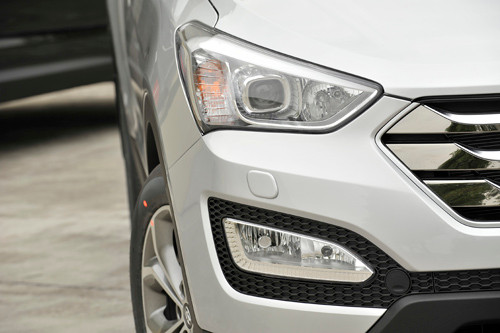 Theo Công ty Cổ phần Ô tô Hyundai Thành Công Việt Nam (HTC), Hyundai SantaFe 2015 có giá bán lẻ (đã bao gồm thuế VAT 10%) như sau: Phiên bản máy xăng 2.4 lít là 1,13 tỷ đồng; phiên bản máy dầu 2.2 lít là 1,18 tỷ đồng; phiên bản máy xăng 2.4 lít đặc biệt 1,25 tỷ đồng và phiên bản máy dầu 2.2 lít đặc biệt là 1,3 tỷ đồng.