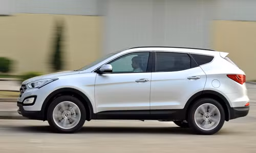 Ngoại thất của xe nổi bật với đèn pha xenon dạng projector, mặt ga lăng mạ crom sang trọng. Gương chiếu hậu chỉnh điện tích hợp xi nhan. Mâm đúc hợp kim 18 và 19 inch.