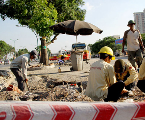 Công nhân thuộc Công ty chiếu sáng đang tích cực lắp đặt hệ thống chiếu sáng.
