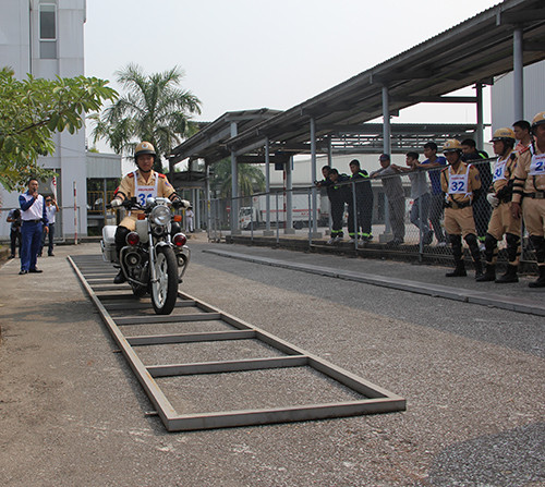Chiến sĩ CSGT tập huấn thăng bằng trên địa hình không phẳng.