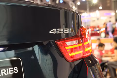 Dòng xe BMW Series 4 Coupé được giới thiệu tại Việt Nam với phiên bản 428i có giá 2,046 tỷ đồng (đã bao gồm VAT), sử dụng động cơ 04 xy-lanh, công nghệ TwinPower Turbo; chức năng tự động khởi động/ dừng (Auto Start/Stop); hệ thống phanh tái sinh năng lượng (Brake Energy Regeneration).