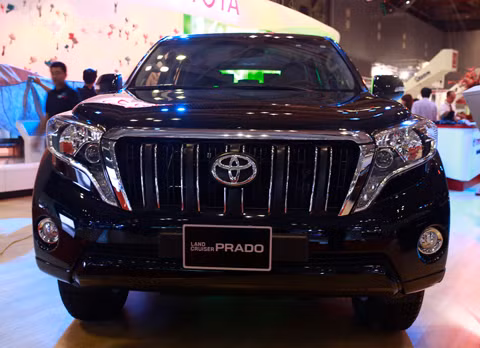 Land Cruiser Prado phiên bản 2014 mang một vóc dáng to lớn và khỏe khoắn điển hình của dòng xe SUV truyền thống.