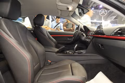 Hệ thống âm thanh 9 loa hifi đỉnh cao, công suất 205W; tính năng nghe Radio, đầu đĩa DVD. Hoặc có thể chọn lựa trang bị chọn thêm hệ thống âm thanh Harman Kardon lên đến 16 loa Surround.