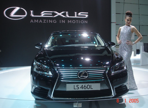 Được trang bị động cơ V8 382 mã lưc, dung tích 4.6 lít. Đây là mẫu xe tiên phong của thương hiệu Lexus, sự kết hợp hoàn hảo của công nghệ vượt trội, chất lượng đỉnh cao và vận hành êm ái.