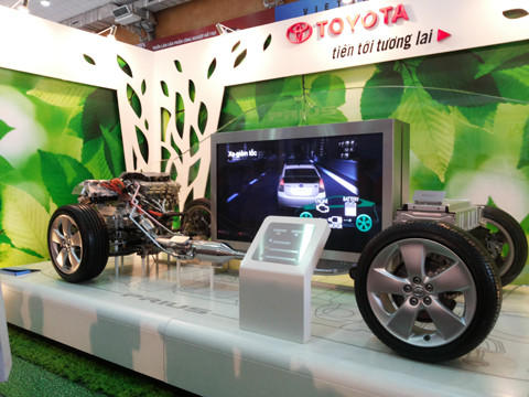 Prius – chiếc xe với ý nghĩa “đi trước thời đại” được trưng bày dạng mô hình mặt cắt. Chính giữa thân xe là màn hình mô tả chi tiết công nghệ hybrid và các cải tiến trên xe Prius qua các thế hệ để đạt được hiệu quả tiết kiệm nhiên liệu cao nhất và thân thiện với môi trường nhất… Prius – chiếc xe với ý nghĩa “đi trước thời đại” được trưng bày dạng mô hình mặt cắt. Chính giữa thân xe là màn hình mô tả chi tiết công nghệ hybrid và các cải tiến trên xe Prius qua các thế hệ để đạt được hiệu quả tiết kiệm nhiên liệu cao nhất và thân thiện với môi trường nhất…