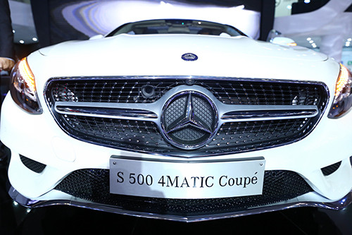 Dấu ấn thiết kế của chiếc xe chính là 94 tinh thể pha lê Swarovski trên cụm đèn full-LED thông minh ở phía trước. Mỗi bên đèn trước là một tuyệt tác cả về thẩm mỹ lẫn công nghệ với 17 tinh thể pha lê trên viền đèn LED ban ngày và 30 tinh thể trên đèn báo rẽ. Tinh thể thứ 95 được đính đầy tinh tế trên bảng điều khiển trung tâm.