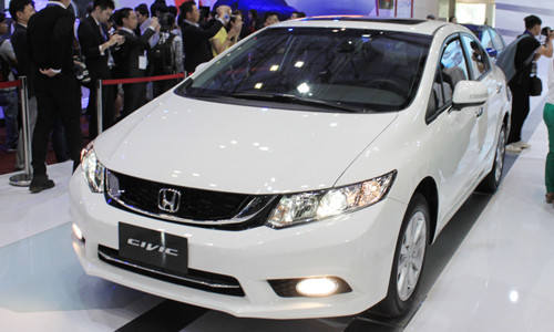 Đầu xe mạnh mẽ với thiết kế đèn trước hiện đại và táo bạo. Lưới tản nhiệt phía trước thiết kế mới với dạng tổ ong sơn đen được điểm xuyết bằng thanh crôm sáng bóng. Cụm đèn sương mù mạ crôm hình elip nằm trong các hốc hình bình hành, nan gió hình thang kết hợp với cản trước góc cạnh và nhô hẳn về phía trước.