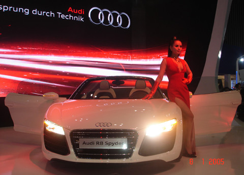 Xe được trang bị động cơ V8, dung tích 4,2 lít, công suất 424 mã lực (cao hơn bản coupe 10 mã lực) mô-men xoắn cực đại 430Nm. Hộp số tự động R-tronic.