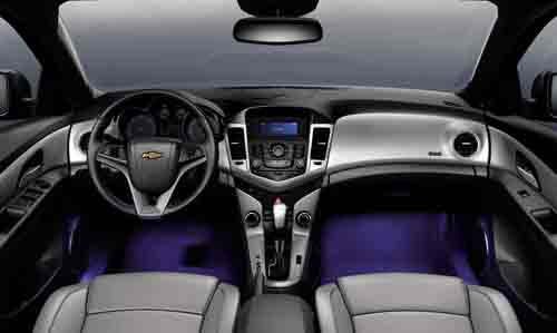 Hệ thống điều khiển hành trình tự động (Cruise Control) ở Chevrolet Cruze LTZ 2014 giúp điều khiển góc mở bướm ga cho xe chạy ở tốc độ đặt trước bởi người lái mà không cần phải nhấn lên bàn đạp ga, kể cả khi khi lên dốc hoặc xuống dốc. Xe được trang bị vô lăng điều chỉnh 4 hướng.