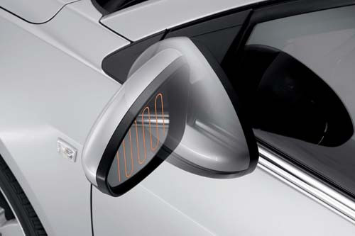 Chức năng sấy mặt gương chiếu hậu là tính năng xuất hiện duy nhất ở Chevrolet Cruze 2014 so với các xe cùng phân khúc. Đồng thời, nhà sản xuất cũng tích hợp đèn báo rẽ vào gương chiếu hậu giúp việc đổi hướng, đổi làn trở nên dễ dàng và an toàn hơn.