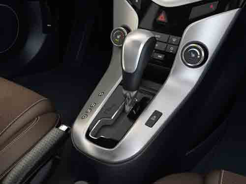 Chevrolet Cruze LS 2014 sử dụng động cơ 1.6L DOHC, còn Chevrolet Cruze LTZ 2014 sử dụng động cơ Ecotec 1.8L DOHC với 4 xi-lanh, trục cam kép phun xăng điện tử và được trang bị hệ thống biến thiên chiều dài đường ống nạp (Variable Intake Manifold – VIM). Xe được trang bị hộp số tự động 6 cấp.