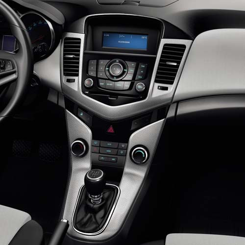 Phiên bản Chevrolet Cruze LS được trang bị hệ thống âm thanh 6 loa, điều khiển âm thanh trên tay lái, điều hòa và đèn pha tự động, hệ thống chống trộm, chìa khóa thông minh khởi động nút bấm...