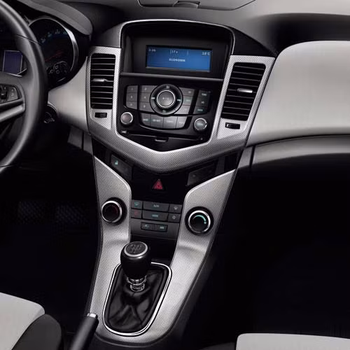 Phiên bản Chevrolet Cruze LS được trang bị hệ thống âm thanh 6 loa, điều khiển âm thanh trên tay lái, điều hòa và đèn pha tự động, hệ thống chống trộm, chìa khóa thông minh khởi động nút bấm...