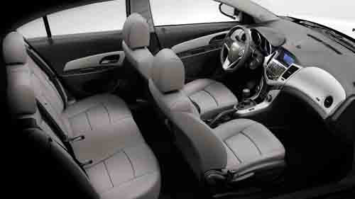 Với chiều dài cơ sở 2.685mm, Chevrolet Cruze 2014 giúp không gian bên trong xe rộng rãi, ghế sau gập được 90 độ giúp tăng thêm diện tích cho khoang chứa đồ.