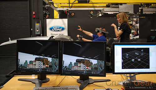 Chuyên gia đang kiểm nghiệm sản phẩm với chương trình nhập vai thực tế ảo. Ảnh: CrunchGear.