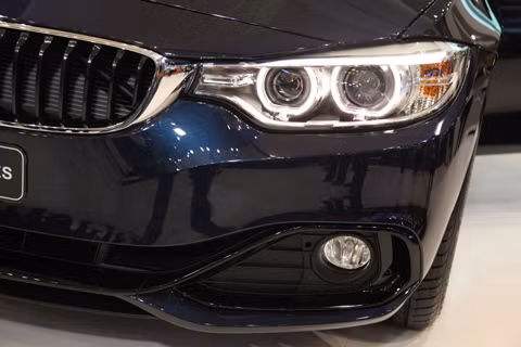 Cặp đèn chiếu sáng kéo liền với lưới tản nhiệt, mang tính nhận diện rất cao với 2 vòng tròn Xenon kép đặc trưng đầy cá tính cùng đèn led mí và các viền chrome sáng.