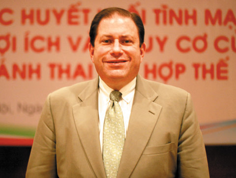 GS sản phụ khoa Lee P. Shulman, Trưởng khoa Di truyền học lâm sàng, trường Đại học Y khoa Feinberg, Đại học Tây Bắc Chicago, Illinois (Hoa Kỳ).