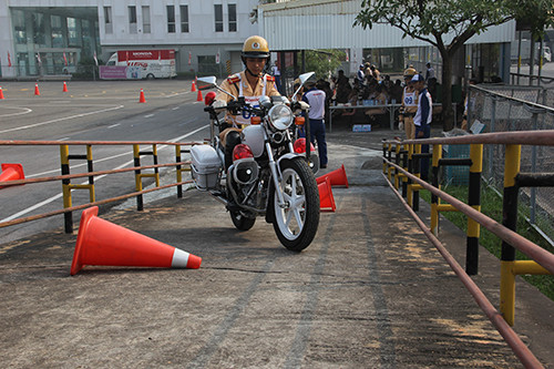 Tập huấn thực hành thăng bằng trên đường dốc.