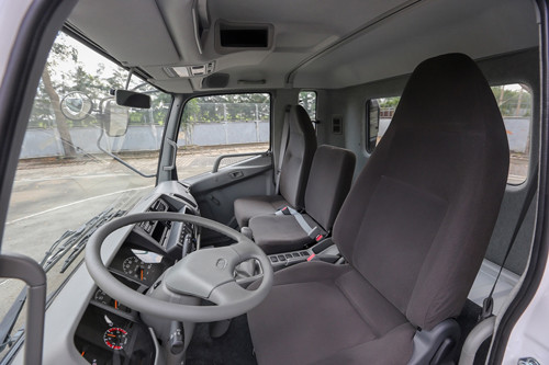 Buồng lái rộng rãi và được sơn tĩnh điện chống gỉ của Fighter. Xe Fighter 16 có giá 1,190 tỷ đồng còn Fighter 16 SL giá là 1,220 tỷ đồng.