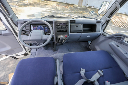 Cần số được thiết kế trên bảng điều khiển và phanh tay được thiết kế gọn gàng của Canter. Xe Fuso Canter 4.7 có giá 602 triệu đồng, Canter 6.5 giá 639 triệu đồng, Canter 7.5 giá 667 triệu đồng và Canter 8.2 giá 713 triệu đồng.