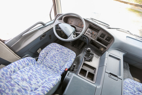 Vô lăng linh hoạt và ghế có khả năng điều chỉnh của FV 517.