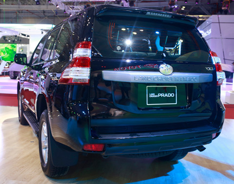 Cụm đèn hậu lớn với đèn phanh sử dụng công nghệ led cùng đèn phanh LED thứ 3 tích hợp trên cánh hướng gió, thiết kế mới với logo "Land Cruiser" bên trong.