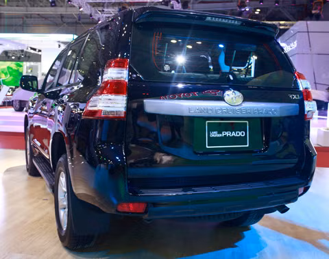 Cụm đèn hậu lớn với đèn phanh sử dụng công nghệ led cùng đèn phanh LED thứ 3 tích hợp trên cánh hướng gió, thiết kế mới với logo "Land Cruiser" bên trong.