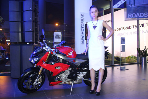 S1000 R - Chinh phục mọi con đường: Xe “tung cánh” chỉ sau một nút bấm với 160 mã lực, mô-men xoắn 112Nm. Ở chế độ lái “Rain”, ABS và ASC thích ứng tốt với mặt đường ẩm ướt. Trong khi đó, chế độ “Road” tối ưu hóa hoạt động của ga khi tăng tốc, ABS và ASC phù hợp với đường khô. Chế độ lái Pro là tùy chọn bổ sung cho những ai đang theo đuổi các ngưỡng lái khác nhau: “Dynamic" và "Dynamic Pro"... Xe có giá bán từ 588 triệu đồng. 