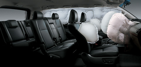 Hể thống bố trí 7 túi khí cho người lái, hành khách phía trước, bên hông phía trước, rèm cửa sổ và đầu gối người lái.