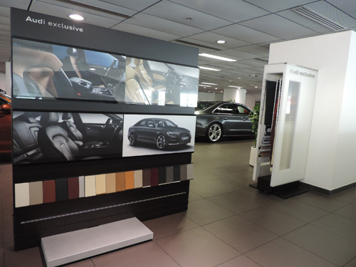 Khách hàng viếng thăm showroom này sẽ được hưởng dịch vụ hỗ trợ đỗ xe, di chuyển bằng một băng chạy trong showroom và một thang máy tự động có thể nhìn toàn cảnh không gian bên ngoài.