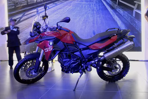 F800 GS Adventure - Làm chủ mọi cuộc phiêu lưu: Là một globetrotter thực thụ, từ kính chắn gió cao đến phần bảo vệ bình nhiên liệu và khung giỏ xe kết hợp. Xe được trang bị động cơ kép song song mạnh mẽ 85 mã lực, mô-men xoắn 83Nm, thùng chứa 24 lít và mức tiêu thụ nhiên liệu 4,3 lít với vận tốc 90km/h. Xe có giá bán từ 668 triệu đồng. 