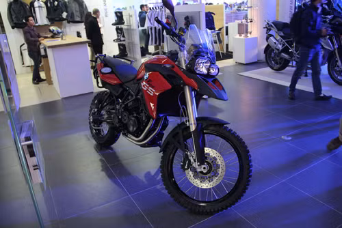 F800 GS: On-road và off-road chưa bao giờ gần nhau đến thế: Dòng xe thể thao nhất trong đại gia đình GS. Riêng mặt trước thân xe có những thay đổi đáng kể như bình nhiên liệu mới, ống thông hơi bổ sung, chắn bùn phía trên và kính chắn gió mới. Yên xe có thể hạ thấp đến mức 820mm, xe trở thành lựa chọn hoàn hảo cho những người có chiều cao trung bình. Xe hiện có 3 màu là ánh kim, trắng và màu xanh với giá bán từ 558 triệu đồng. 