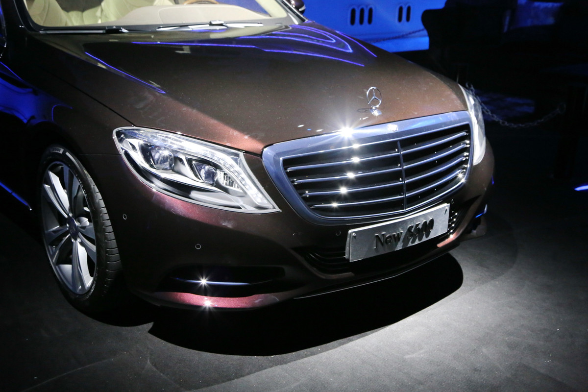 Lưới tản nhiệt 4 nan mạ chrome.