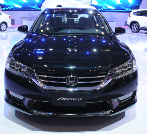 Một số đặc điểm cải tiến về thiết kế ngoại thất gồm có lưới tản nhiệt trước và đèn led sau trang nhã...